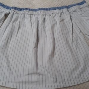 Off shoulders blouse